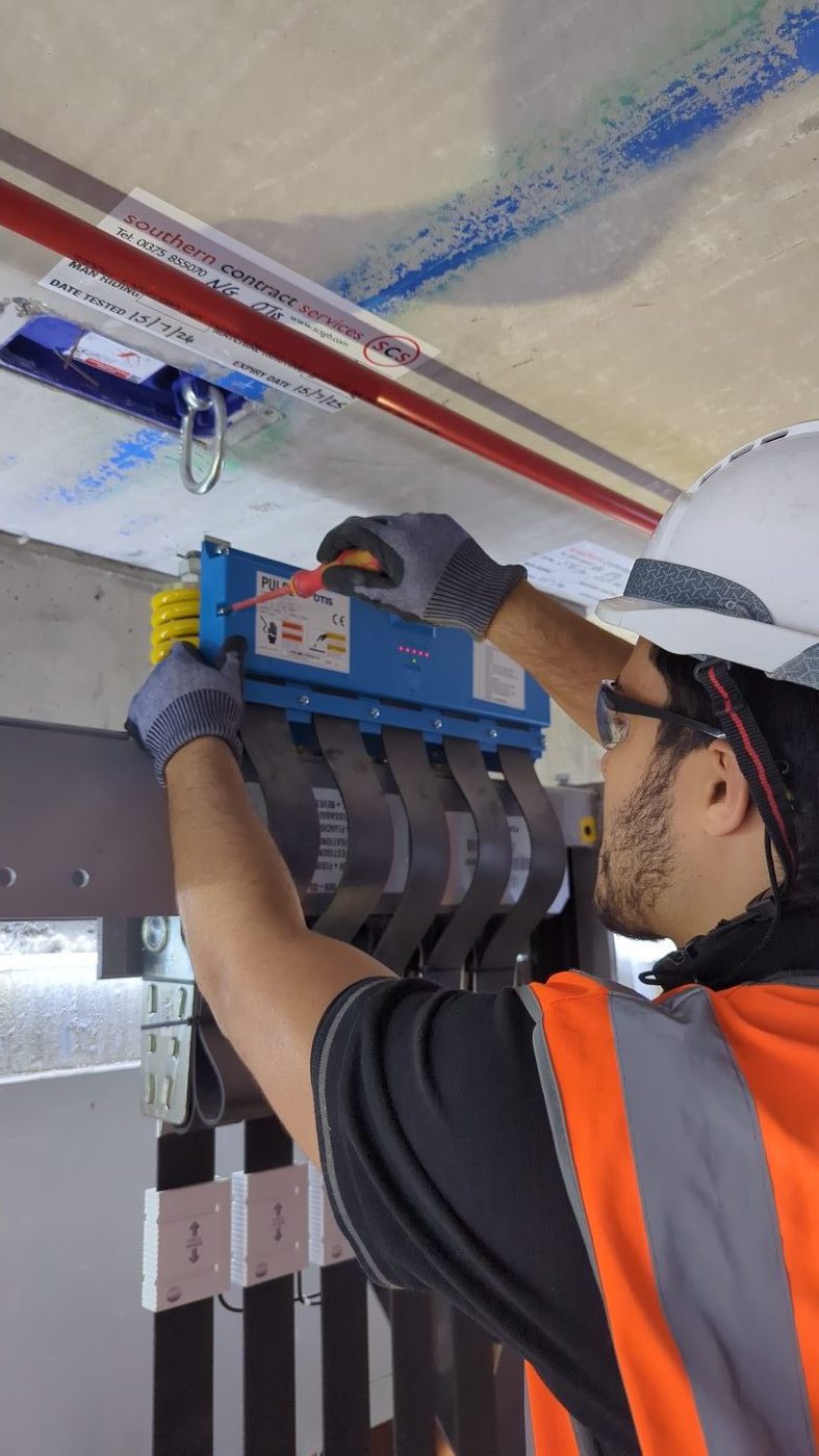 Senna engineer performing escalator maintenance